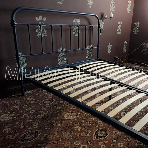 Кованая кровать дизайнерская Лофт Моста с двумя спинками и крюками