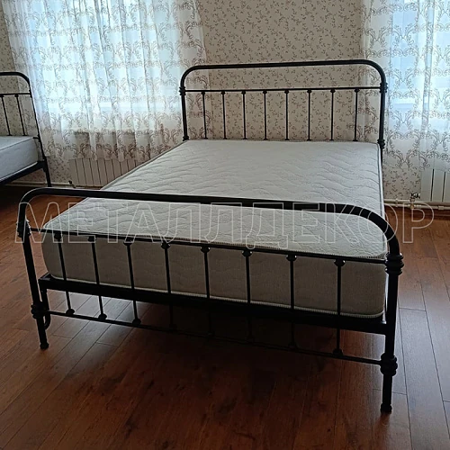 Кованая кровать дизайнерская Лофт Моста с двумя спинками и крюками